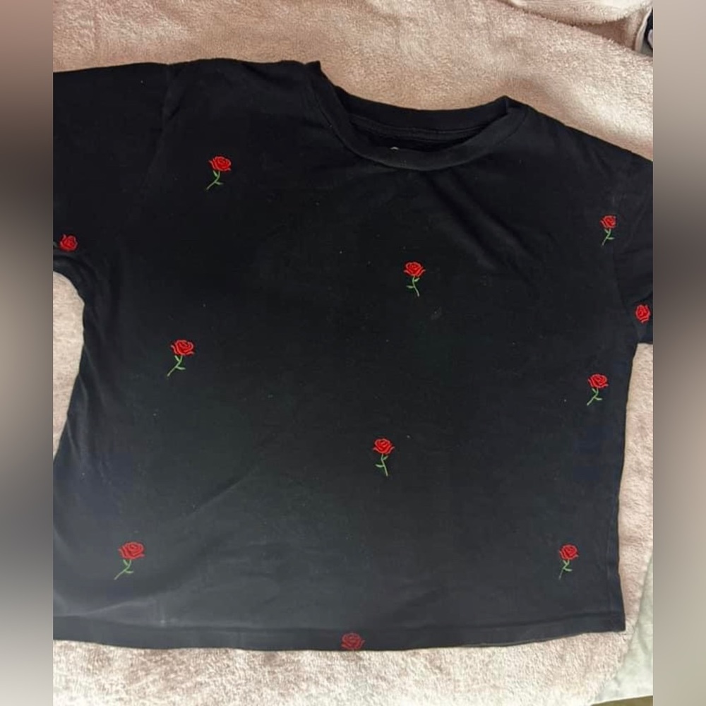 Black crop top with rósese